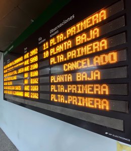 Panel de información de salidas de los trenes en la estación de Atocha, coincidiendo con la cancelación de 271 trenes de Renfe, en plena operación salida de Navidad con motivo de la huelga de CGT, en Madrid (España), a 20 de diciembre de 2019.