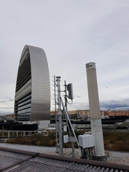 Antena para cobertura 5G instalada en Ciudad BBVA por Telefónica