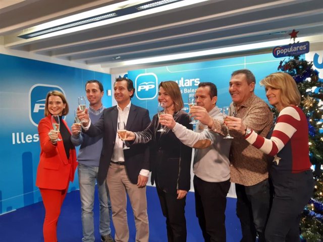 El presidente del PP en Baleares, Biel Company, y la diputada del PP por Baleares en el Congreso, Marga Prohens, junto a otros dirigentes de la formación en la copa de Navidad.