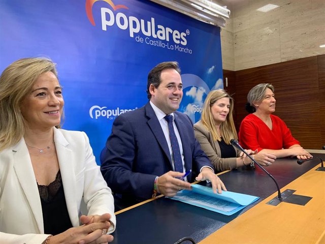 El presidente del PP de Castilla-La Mancha, Paco Núñez, en las Cortes.