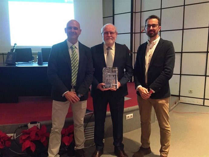 El especialista Juan B. Calero (c), que ha sido jefe del Servicio de Otorrinolaringología del Complejo Hospitalario Universitario de Cartagena, junto a sus directores de tesis.