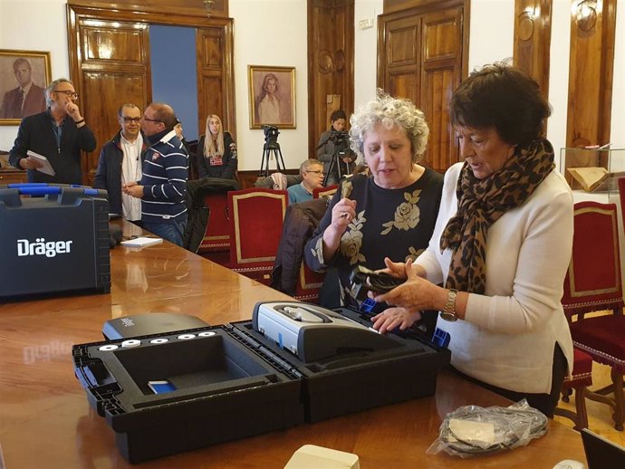 La delegada del Gobierno, Mercedes Martín (d), junto a la subdelegada en Salamanca, Encarnación Pérez (i), con un nuevo etilómetro para la provincia.