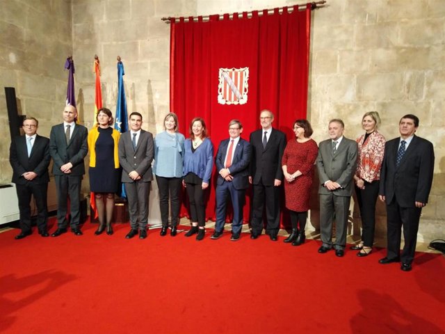 La presidenat del Govern, Francina Armengol, y el presidente del Parlament balear, Vicenç Thomas, con los miembros del Consell Consultiu.