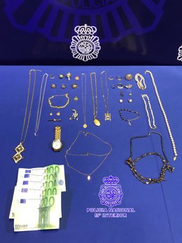 Joyas y dinero ocupado a la presunta autora del robo en un domicilio de Valladolid donde trabajaba parar un matrimonio de avanzada edad.