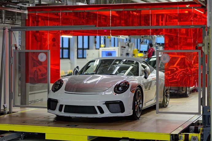 Imagen del Porsche 911 en la línea de producción.