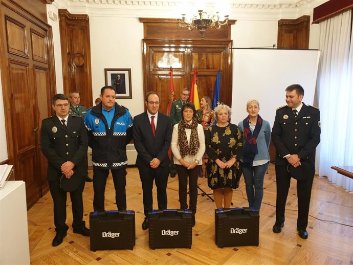 Autoridades en la entrega de los etilómetros con datos vinculantes a Guijuelo, Béjar y Ciudad Rodrigo.