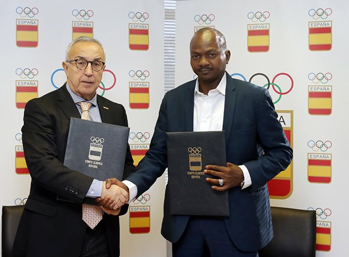 Alejandro Blanco, presidente del COE, y Abakar Djermah Aumi, presidente del Comité Olímpico del Chad, sellan el convenio de colaboración entre ambas entidades