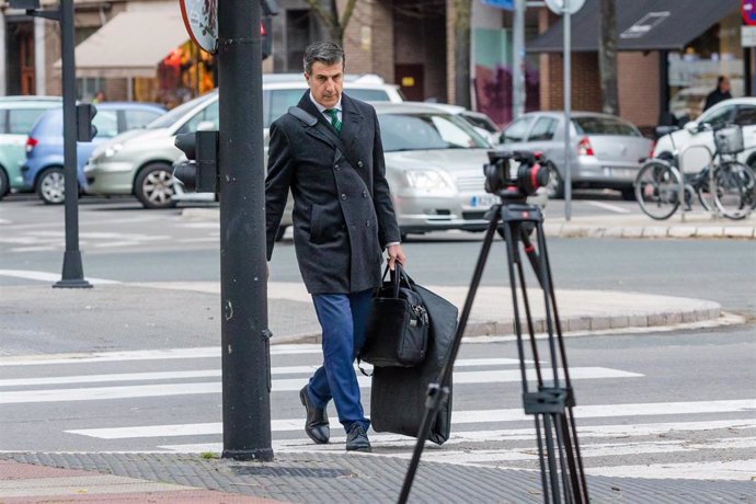 El abogado del acusado Alfredo de Miguel,  Gonzalo Susaeta a su llegada al Palacio la Justicia de Vitoria donde la Audiencia Provincial de Álava el día en que se dio a conocer la sentencia del 'caso de Miguel', 