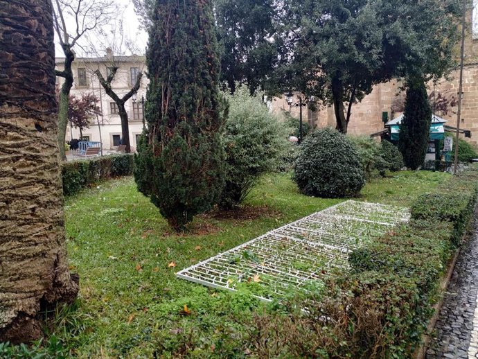 Decoración navideña caída por el viento