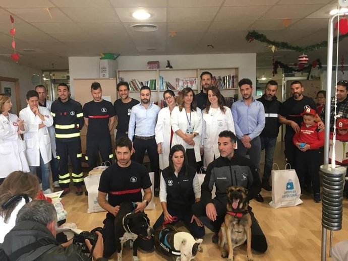 Bomberos del Consorcio de la Diputación en una visita al hospital