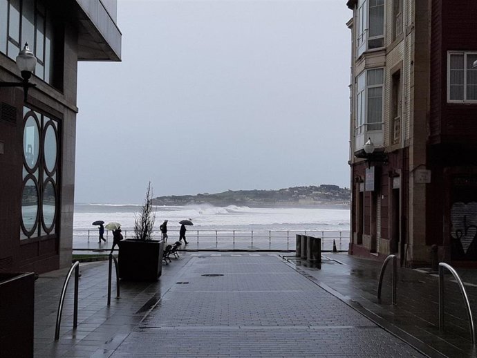 Temporal de oleaje en Gijón, en la playa de San Lorenzo.