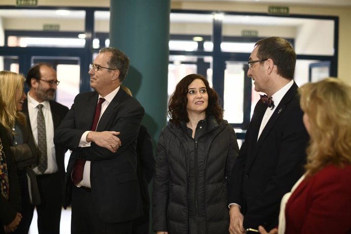 El consejero de Educación y Juventud, Enrique Ossorio y la presidenta de la Comunidad de Madrid, Isabel Díaz Ayuso durante su visita al Instituto San Mateo