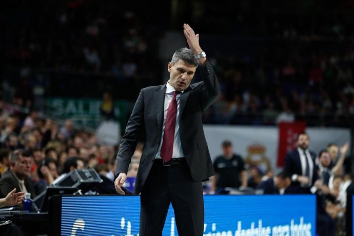 Velimir Perasovic dirigiendo al Baskonia
