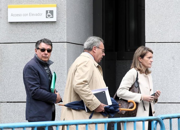 Foto de  archivo del expresidente madrileño Ignacio González y su abogado Esteban Maestre saliendo de la Audiencia Nacional