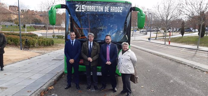 Garrido presenta la primera línea de autobús interurbano entre Paracuellos del Jarama y Torrejón de Ardoz
