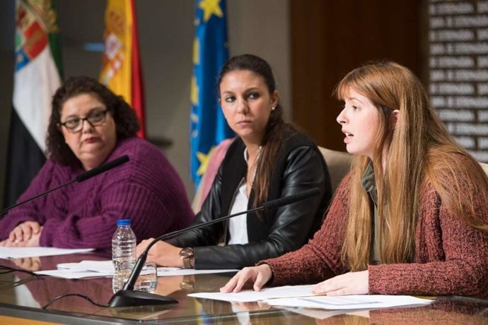 Autoridades en la presentación de una guía juvenil de recursos en materia de violencia de género realizada por Adhex en colaboración con el IJEX
