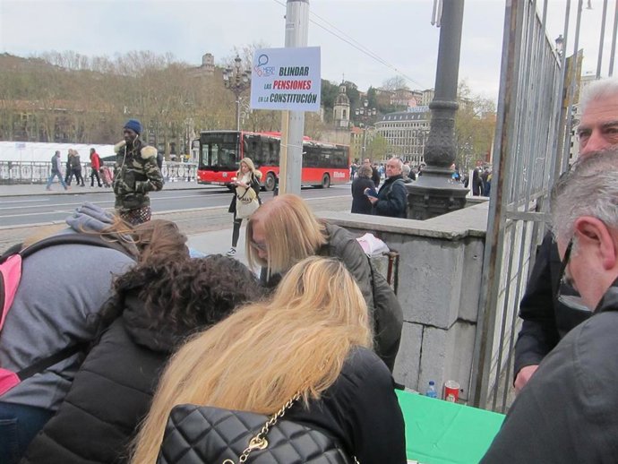 Recogida de firmas en Bilbao por el blindaje constitucional de las pensiones