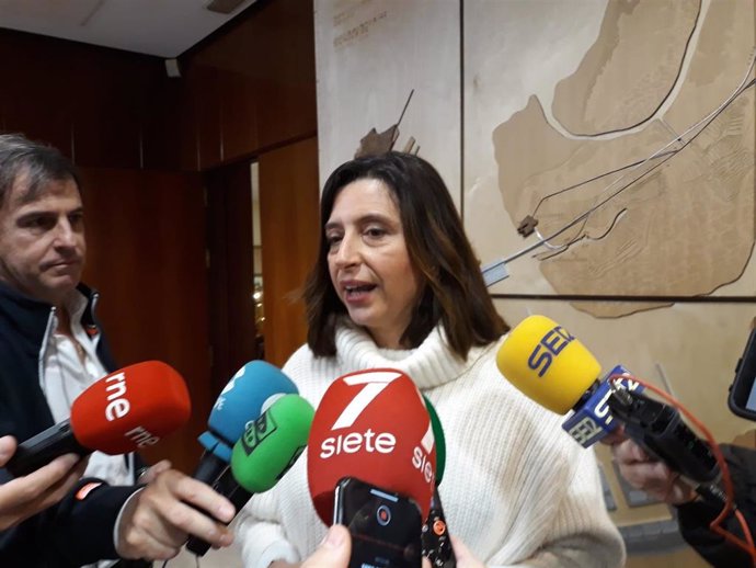 La delegada de Estado de Zona Franca Cádiz, Victoria Rodríguez Machuca, atendiendo a periodistas