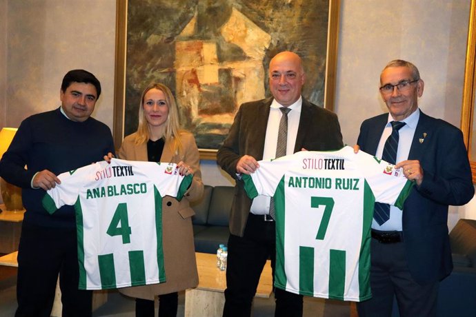 Antonio Ruiz (centro) y Ana Blasco posan con la camiseta del Córdoba Patrimonio de la Humanidad Futsal