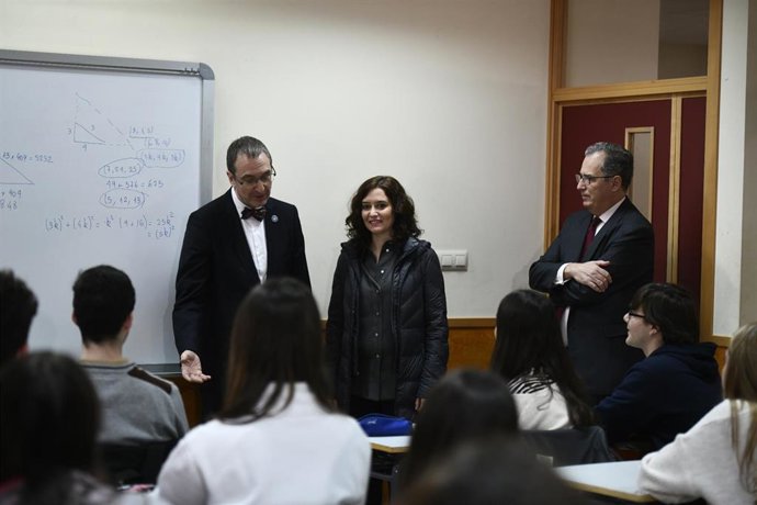 La presidenta de la Comunidad de Madrid, Isabel Díaz Ayuso (2i) y el consejero de Educación y Juventud, Enrique Ossorio 