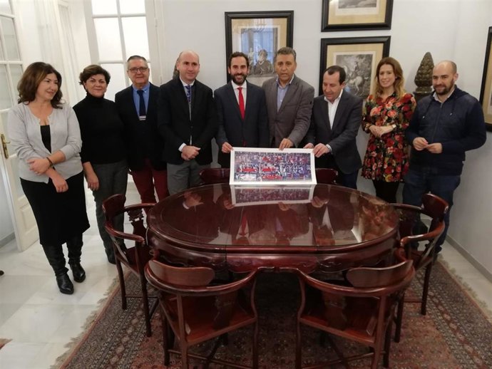 El secretario general del PSOE provincial, José Luis Ruiz Espejo, y el portavoz socialista en el Ayuntamiento de Málaga, Daniel Pérez, presentan junto a Mariluz Reguero una iniciativa sobre Eugenio Chicano.