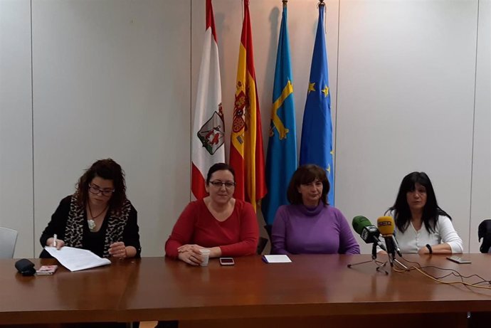 Aurora Morán --segunda por la derecha--, presidenta del Comité de  Empresa de Aralia, durante una rueda de prensa de trabajadoras del Servicio de Ayuda a Domicilio de Gijón