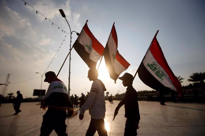 Manifestantes en Basora con banderas de Irak