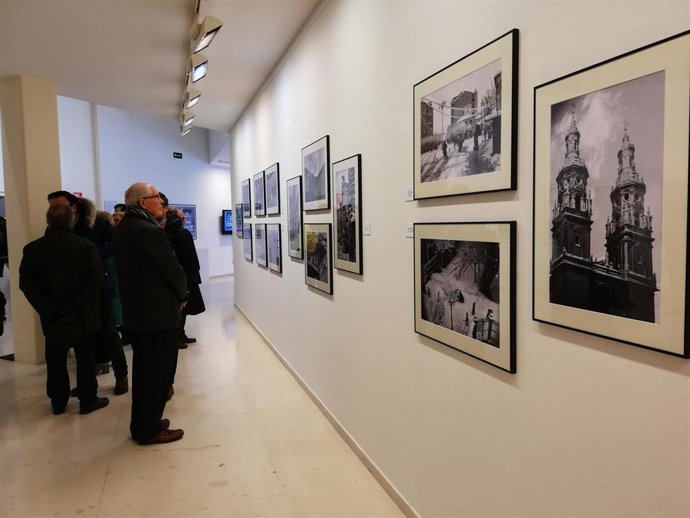 La Sala de Exposiciones del Ayuntamiento acoge la exposición 'Crónica de un claroscuro', con 119 imágenes de Foto Palacios.