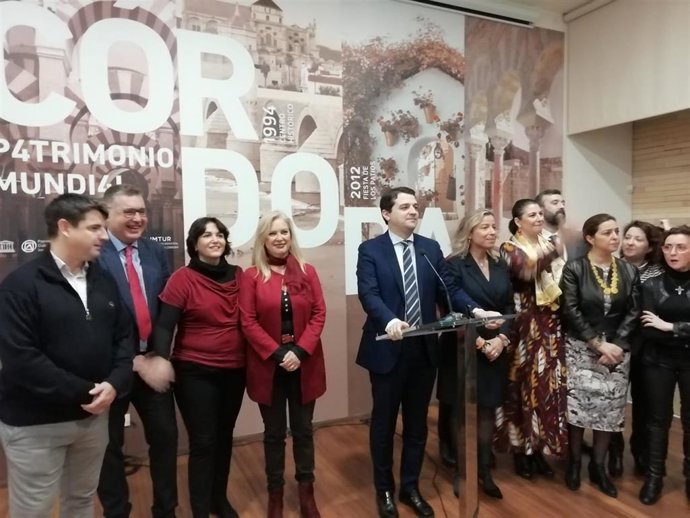 El alcalde de Córdoba, José María Bellido (centro), durante el desayuno navideño que ofrece el Consistorio a los medios.