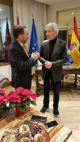  Durante El Cóctel De Navidad Del Colegio De Geólogos El Histórico Actor Recibió El Galardón Por Su Papel En La Película Un Lugar En El Mundo (1992).