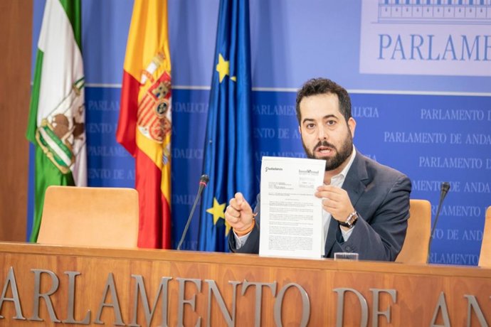 El senador y portavoz adjunto de Ciudadanos (Cs) en el Parlamento andaluz, Fran Carrillo, en rueda de prensa