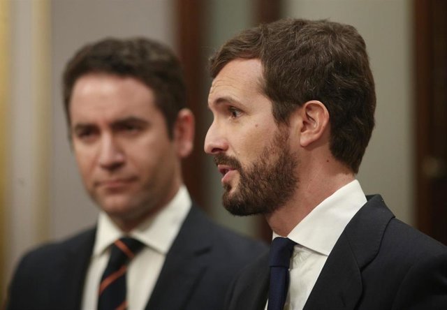 El presidente del Partido Popular, Pablo Casado, en rueda de prensa junto al secretario general del partido, Teodoro García Egea (izq),  tras finalizar la sesión de constitución de las Cortes para la XIV Legislatura en el Congreso de los Diputados, Madrid