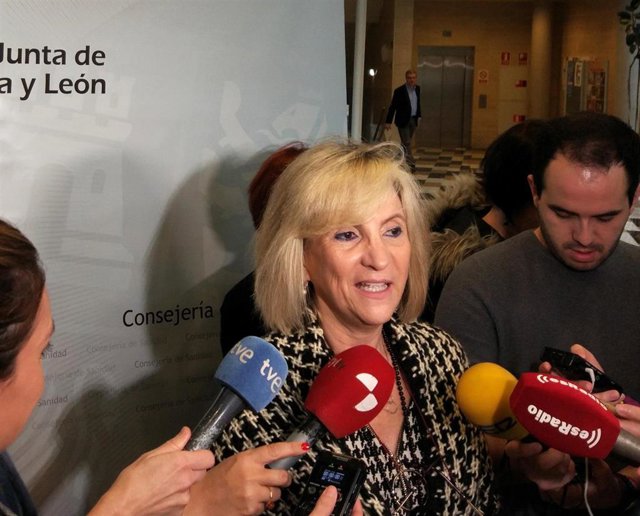 La consejera de Sanidad, Verónica Casado, atiende a los medios.