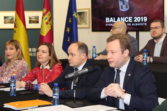 El alcalde de Albacete, Vicente Casañ, durante una rueda de prensa para hacer balance de la gestión en 2019