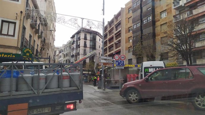 Bomberos sanean cornisas y revisan fachadas tras registrarse rachas de viento de 79 km/h en Cuenca
