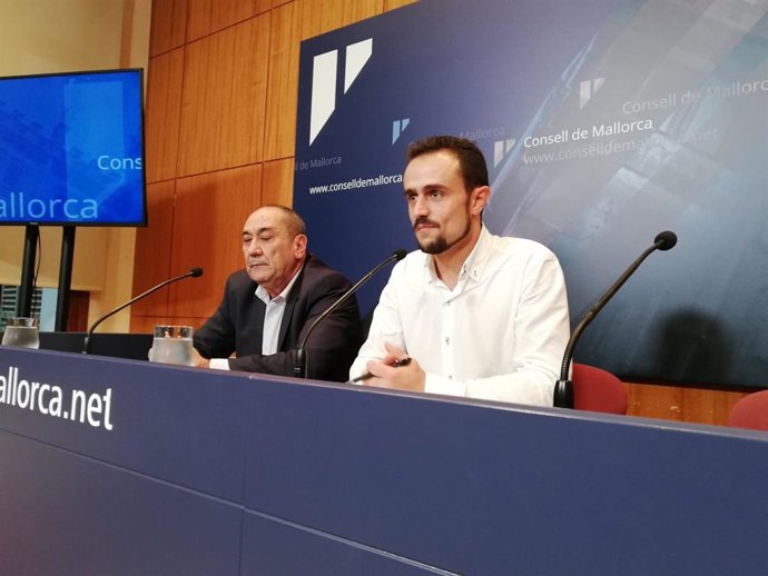 El director insular Sergio Rajoy i el conseller Iván Sevillano