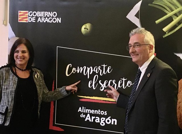 El consejero de Agricultura, Ganadería y Medio Ambiente del Gobierno de Aragón, Joaquín Olona y la directora general de Promoción e Innovación Agroalimentaria, Carmen Urbano