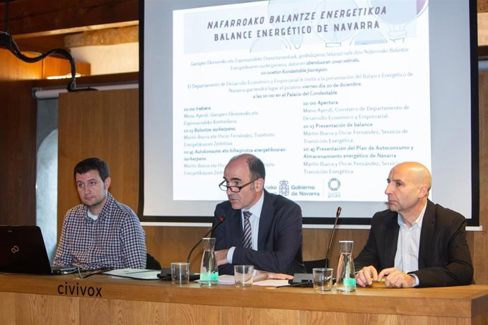 El consejero Manu Ayerdi, junto a Oscar Fernández (a la izquierda) y Martin Ibarra del Servicio de Transición Energética.