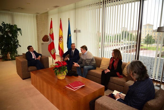 El presidente de las Cortes, Luis Fuentes, con el cónsul de Perú en Castilla y León, José Carlos Palomino, acompañado por representantes del Instituto Internacional de Gobierno del país peruano.