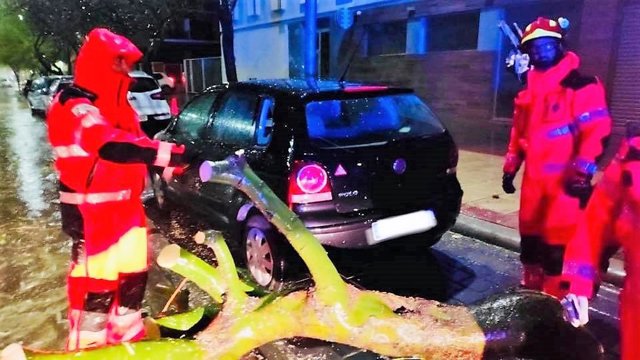 Bomberos actúan en una incidencia registrada en Jaén por el temporal.