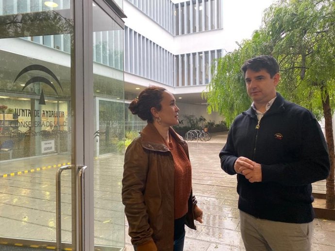 Ana Naranjo y Pedro García a las puertas del Centro de Salud Lucano, en Córdoba.