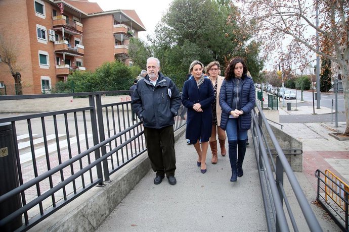 La alcaldesa inaugura la rampa peatonal de Río Guadarrama y anuncia la renovación de la iluminación de la calle Río Tiétar.