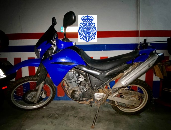 Moto que el detenido utilizaba para presuntamente recoger la droga.