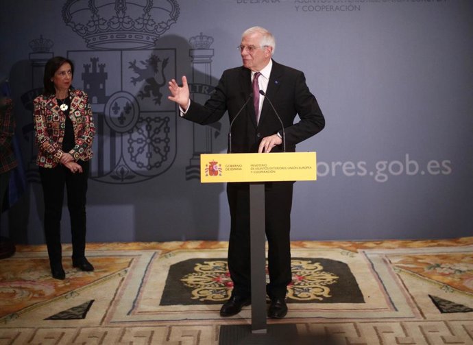 El ministro de Asuntos Exteriores, UE y Cooperación en funciones, Josep Borrell, en la sede del Ministerio, dejando su tarea de forma temporal en manos de la titular de Defensa en funciones, Margarita Robles. en Madrid (España), a 29 de noviembre de 201