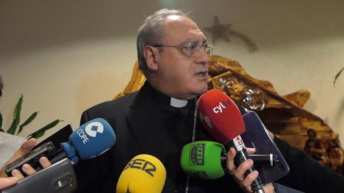El obispo de Ávila, José María Gil Tamayo, ante el belén del Obispado.