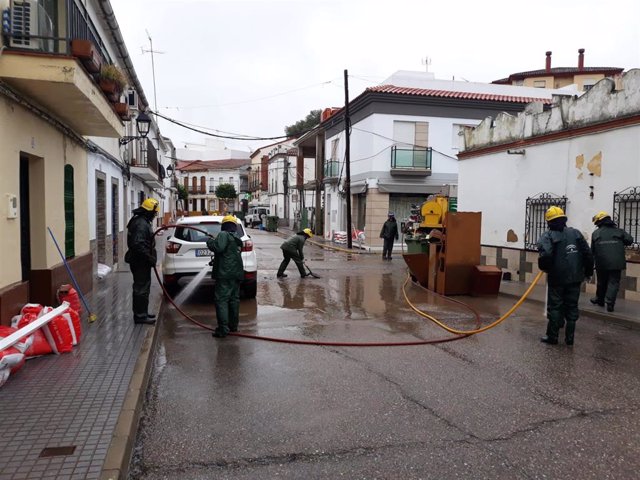 Efectivos de Infoca trabajan en Nerva (Huelva)