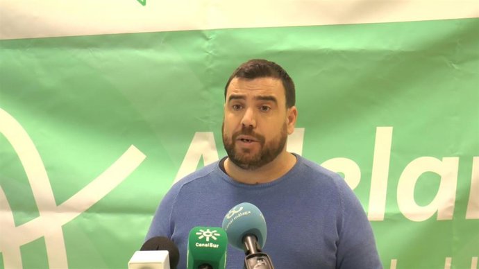 El portavoz de Adelante Andalucía y coordinador provincial de Podemos, Alejandro Serrato, en rueda de prensa.