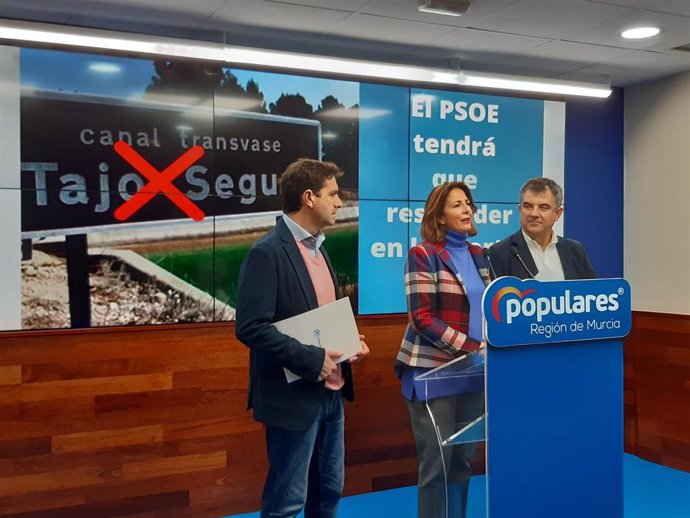 La diputada nacional, Isabel Borrego, junto con el diputado, Juan Luis Pedreño y el senador, Juan María Vázquez, en la rueda de prensa