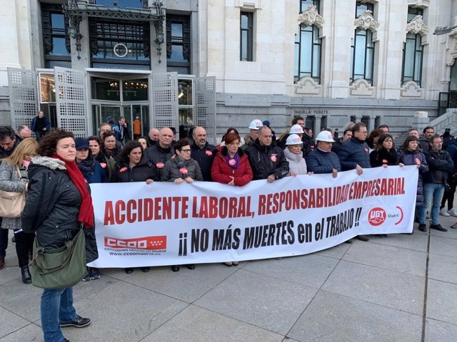 UGT y CCOO se concentran frente a Cibeles para reclamar un refuerzo de las políticas de prevención laboral.