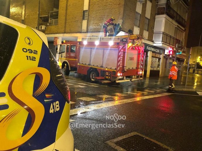 Bomberos y Policía Local actúan ante el temporal de lluvia y viento en Sevilla capital